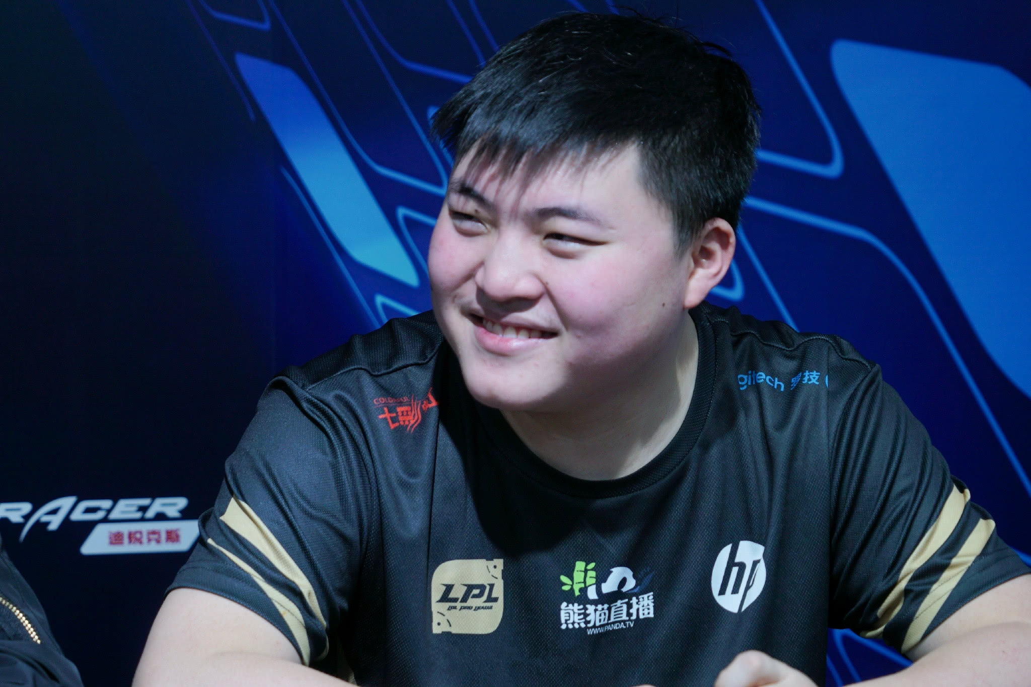 完美竞技- Uzi迎来十二赛季出色发挥,澳大利亚队观众热烈欢呼!赢得满堂喝彩