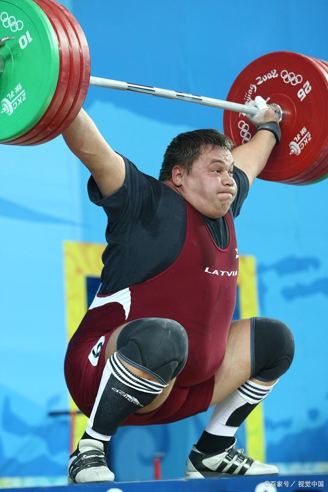 完美世界电竞- 一球员在比赛中遭割喉去世 